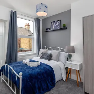  Holiday home Host - Delightful Hidden Gem